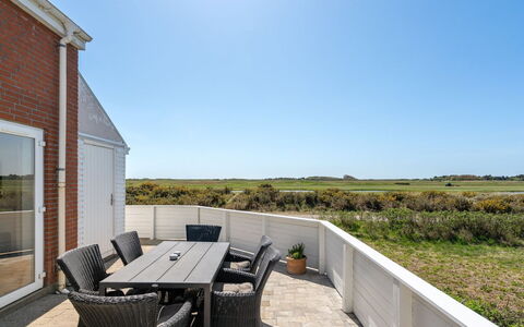 Gerharde - 2.3Km from the Sea: Meubilair, Huis, Stoel, Buitenmeubels, Beits, Schaduw, Hardwood, Daylighting, Balkon, Buitentafel
