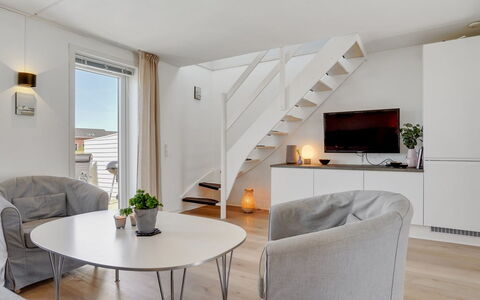 Gerharde - 2.3Km from the Sea: Meubilair, Interieur Ontwerp, Flooring, Verdieping, Hout, Bankstel, Woonkamer, Plafond, Tafel, Kamer