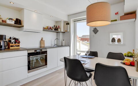 Gerharde - 2.3Km from the Sea: Meubilair, Interieur Ontwerp, Keuken, Countertop, Flooring, Hout, Plafond, Lichte Inrichting, Verdieping, Kamer