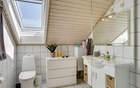 Gerharde - 2.3Km from the Sea: Loodgieterswerkinrichting, Interieur Ontwerp, Wastafel, Flooring, Wastafel In De Badkamer, Badkamerkast, Verdieping, Kraan, Plafond, Badkamer