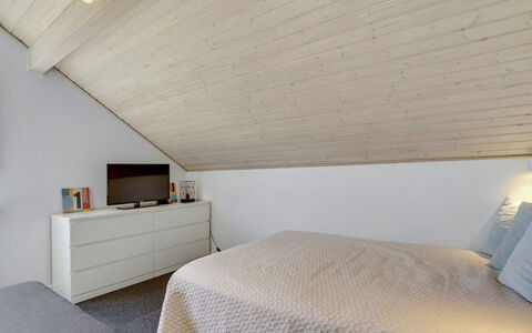 Gerharde - 2.3Km from the Sea: Interieur Ontwerp, Flooring, Plafond, Hout, Slaapkamer, Verdieping, Bed, Meubilair, Verlichting, Zolder
