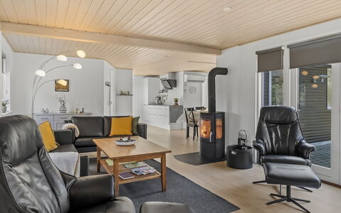 Bjarka - 2.9Km from the Sea: Verblijf, Huis, Huis, Dak, Veranda, Landgoed, Siding, Garden Gebouwen, Boerderij, Werf