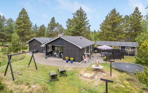 Bjarka - 2.9Km from the Sea: Verblijf, Huis, Huis, Dak, Veranda, Landgoed, Siding, Garden Gebouwen, Boerderij, Werf