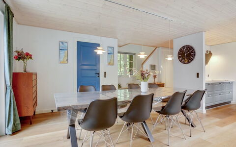 Emmeli - 1.2Km from the Sea: Meubilair, Hout, Interieur Ontwerp, Flooring, Plafond, Tafel, Keuken En Eettafel, Stoel, Verdieping, Eetkamer