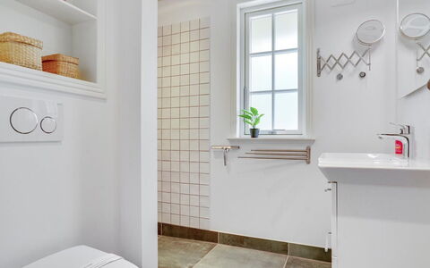 Emmeli - 1.2Km from the Sea: Badkamer, Flooring, Loodgieterswerkinrichting, Muur, Interieur Ontwerp, Verdieping, Toilet, Loodgieter, Plafond, Kraan