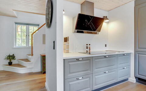 Emmeli - 1.2Km from the Sea: Interieur Ontwerp, Flooring, Hout, Cabinetry, Verdieping, Meubilair, Plafond, Keuken, Countertop, Huis