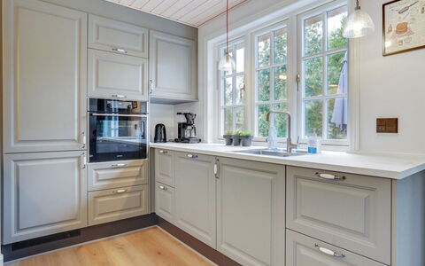 Emmeli - 1.2Km from the Sea: Cabinetry, Interieur Ontwerp, Keuken, Flooring, Hout, Countertop, Lade, Verdieping, Meubilair, Toestel Van De Keuken