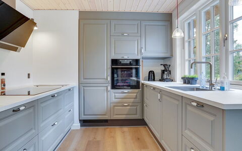 Emmeli - 1.2Km from the Sea: Keuken, Cabinetry, Hout, Interieur Ontwerp, Flooring, Countertop, Lade, Toestel Van De Keuken, Plafond, Verdieping
