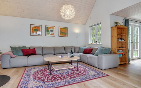 Emmeli - 1.2Km from the Sea: Flooring, Hout, Verdieping, Interieur Ontwerp, Bankstel, Woonkamer, Houten Vloer, Meubilair, Huis