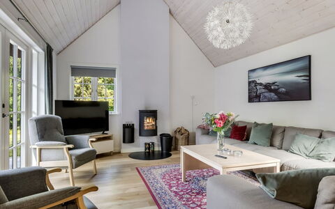 Emmeli - 1.2Km from the Sea: Interieur Ontwerp, Flooring, Meubilair, Hout, Woonkamer, Plafond, Verdieping, Huis, Bankstel, Kamer
