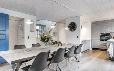 Emmeli - 1.2Km from the Sea: Hout, Plafond, Interieur Ontwerp, Meubilair, Flooring, Keuken En Eettafel, Lichte Inrichting, Stoel, Eetkamer