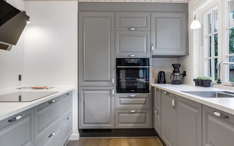 Emmeli - 1.2Km from the Sea: Keuken, Cabinetry, Interieur Ontwerp, Flooring, Plafond, Toestel Van De Keuken, Countertop, Meubilair, Verdieping, Lade