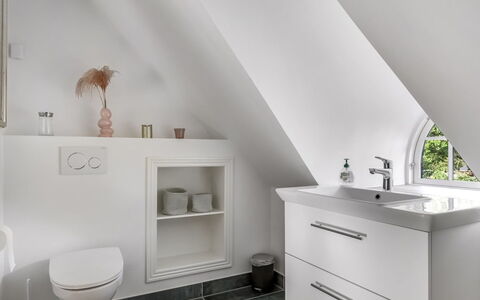 Emmeli - 1.2Km from the Sea: Wastafel In De Badkamer, Loodgieterswerkinrichting, Badkamer, Wastafel, Badkamerkast, Kraan, Verdieping, Flooring, Interieur Ontwerp, Loodgieter