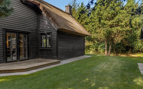 Emmeli - 1.2Km from the Sea: Hout, Verblijf, Dak, Siding, Huis, Deur, Hardwood, Garden Gebouwen, Plank, Tuin