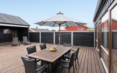 Elara - 200M from the Sea: Struik, Stedelijk Ontwerp, Groundcover, Steen, Appartement, Landgoed, Metselwerk, Balkon, Landscaping
