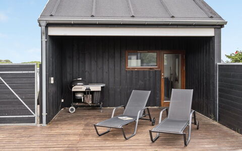 Elara - 200M from the Sea: Struik, Stedelijk Ontwerp, Groundcover, Steen, Appartement, Landgoed, Metselwerk, Balkon, Landscaping