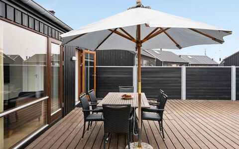 Elara - 200M from the Sea: Struik, Stedelijk Ontwerp, Groundcover, Steen, Appartement, Landgoed, Metselwerk, Balkon, Landscaping