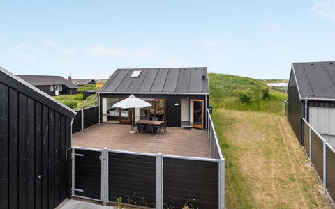 Elara - 200M from the Sea: Struik, Stedelijk Ontwerp, Groundcover, Steen, Appartement, Landgoed, Metselwerk, Balkon, Landscaping