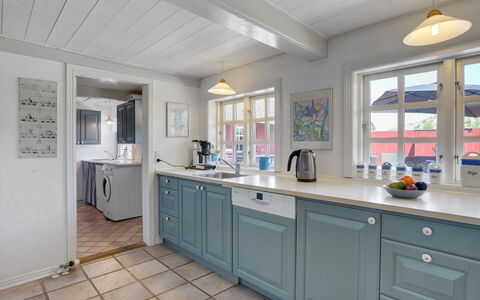 Edelgard - 4.5Km from the Sea: Hout, Flooring, Huis, Verdieping, Meubilair, Cabinetry, Deur, Keuken, Countertop, Plafond