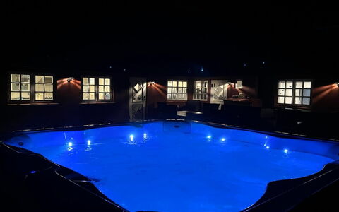 Edelgard - 4.5Km from the Sea: Blauw, Zwembad, Verlichting, Nacht, Middernacht