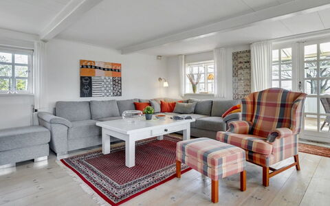 Edelgard - 4.5Km from the Sea: Meubilair, Bankstel, Interieur Ontwerp, Woonkamer, Plafond, Tafel, Huis, Verdieping, Appartement