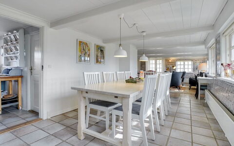 Edelgard - 4.5Km from the Sea: Meubilair, Flooring, Verdieping, Interieur Ontwerp, Hout, Plafond, Tafel, Keuken En Eettafel, Houten Vloer, Eetkamer