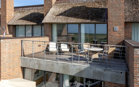 Helgo - 250M from the Sea: Huis, Samengesteld Materiaal, Appartement, Steen, Balkon, Buitenmeubels, Stoel, Metselwerk, Schaduw
