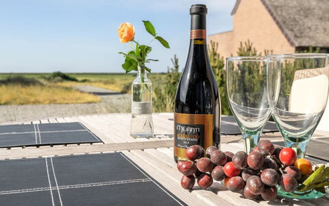Helgo - 250M from the Sea: Meubilair, Fles, Wijn, Glazen Fles, Voedsel, Wijnfles, Stoel, Serveware