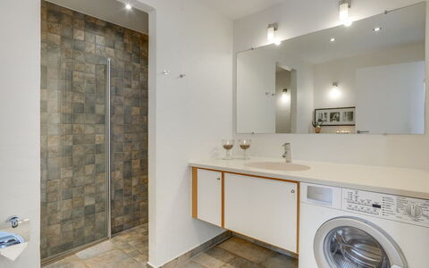 Helgo - 250M from the Sea: Flooring, Interieur Ontwerp, Muur, Verdieping, Loodgieterswerkinrichting, Plafond, Badkamerkast, Lichte Inrichting, Badkamer, Verlichting