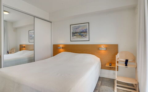 Helgo - 250M from the Sea: Interieur Ontwerp, Bed, Hout, Slaapkamer, Flooring, Meubilair, Plafond, Verdieping, Laken, Appartement