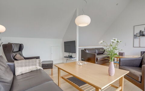 Helgo - 250M from the Sea: Meubilair, Interieur Ontwerp, Flooring, Muur, Plafond, Bankstel, Verdieping, Hout, Lichte Inrichting, Woonkamer