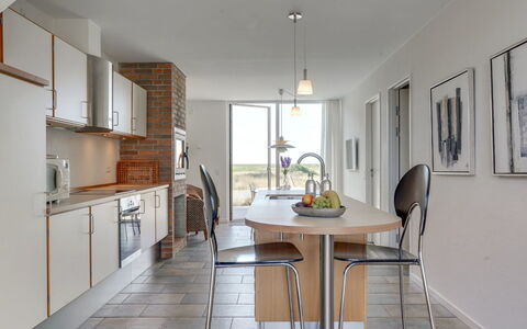 Helgo - 250M from the Sea: Meubilair, Flooring, Interieur Ontwerp, Verdieping, Hout, Stoel, Plafond, Keuken, Countertop, Keuken En Eettafel