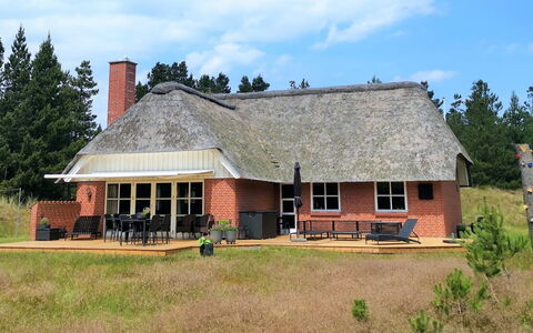Harpa - 2.5Km from the Sea: Hout, Huis, Veranda, Dek, Hardwood, Dak, Beits, Houten Vloer, Eco Hotel
