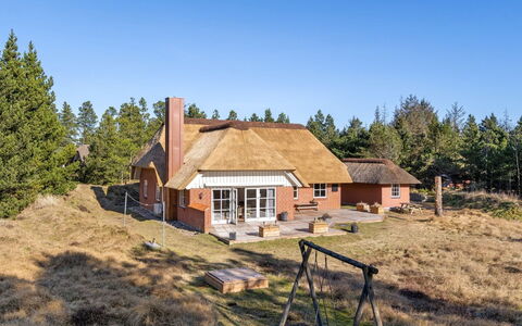Harpa - 2.5Km from the Sea: Hout, Huis, Veranda, Dek, Hardwood, Dak, Beits, Houten Vloer, Eco Hotel