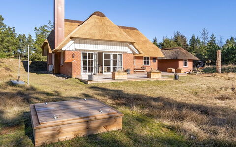 Harpa - 2.5Km from the Sea: Hout, Huis, Veranda, Dek, Hardwood, Dak, Beits, Houten Vloer, Eco Hotel