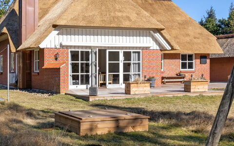 Harpa - 2.5Km from the Sea: Hout, Huis, Veranda, Dek, Hardwood, Dak, Beits, Houten Vloer, Eco Hotel