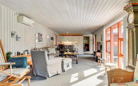 Eliane - 4Km from the Sea: Meubilair, Hout, Plafond, Interieur Ontwerp, Flooring, Bankstel, Verdieping, Woonkamer, Stoel, Kamer