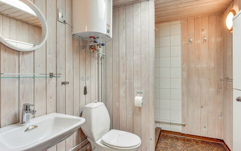 Eliane - 4Km from the Sea: Flooring, Loodgieterswerkinrichting, Verdieping, Hout, Wastafel In De Badkamer, Badkamer, Interieur Ontwerp, Wastafel, Toilet, Plafond