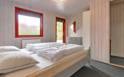 Eliane - 4Km from the Sea: Slaapkamer, Interieur Ontwerp, Hout, Bed, Flooring, Plafond, Verdieping, Kamer, Laken, Bedding