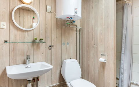 Eliane - 4Km from the Sea: Badkamer, Wc Bril, Loodgieterswerkinrichting, Muur, Toilet, Wastafel In De Badkamer, Flooring, Interieur Ontwerp, Wastafel, Verdieping