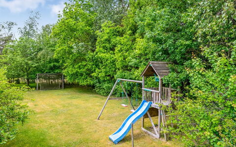 Eliane - 4Km from the Sea: Struik, Dia Van De Speelplaats, Tuin, Gazon, Schaduw, Werf, Landscaping, Backyard, Park, Speeltoestel