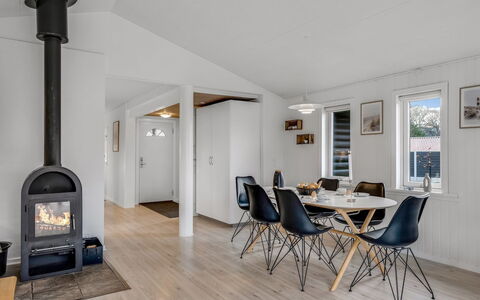 Aila - 1.4Km from the Sea: Flooring, Hout, Verdieping, Interieur Ontwerp, Plafond, Houten Vloer, Huis, Woonkamer, Meubilair, Kamer
