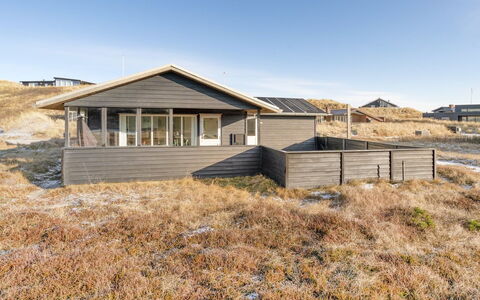 Meike - 300M from the Sea: Dak, Huis, Land Lot, Huis, Verblijf, Landgoed, Garden Gebouwen, Schaduw, Blokhut, Landscaping
