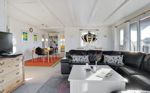 Meike - 300M from the Sea: Flooring, Verdieping, Plafond, Interieur Ontwerp, Countertop, Keuken, Cabinetry, Kamer, Major Appliance, Lichte Inrichting