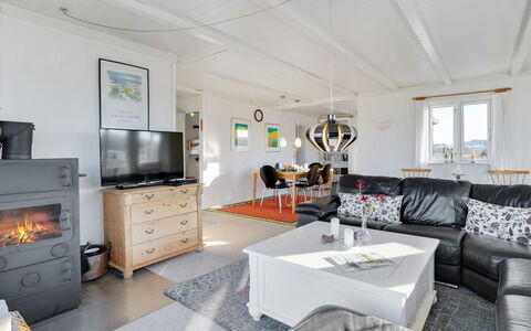 Meike - 300M from the Sea: Flooring, Verdieping, Plafond, Interieur Ontwerp, Countertop, Keuken, Cabinetry, Kamer, Major Appliance, Lichte Inrichting