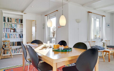 Meike - 300M from the Sea: Flooring, Verdieping, Plafond, Interieur Ontwerp, Countertop, Keuken, Cabinetry, Kamer, Major Appliance, Lichte Inrichting