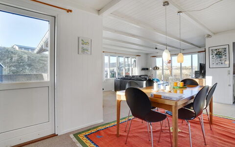 Meike - 300M from the Sea: Flooring, Verdieping, Plafond, Interieur Ontwerp, Countertop, Keuken, Cabinetry, Kamer, Major Appliance, Lichte Inrichting
