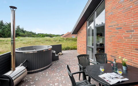 Mert - 1.2Km from the Sea: Gras, Huis, Dak, Huis, Verblijf, Struik, Land Lot, Landelijk Gebied, Boerderij, Groundcover