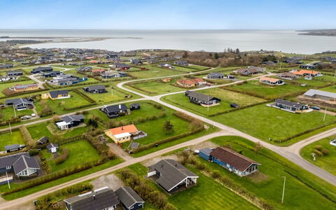 Tanea - 700M to the Fjord: Hout, Dak, Architectuur, Huis, Huis, Verblijf, Siding, Hardwood, Helling, Landgoed