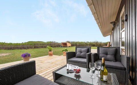 Thamara - 350M from the Sea: Huis, Dak, Huis, Verblijf, Schuur, Garden Gebouwen, Siding, Werf, Blokhut, Hut